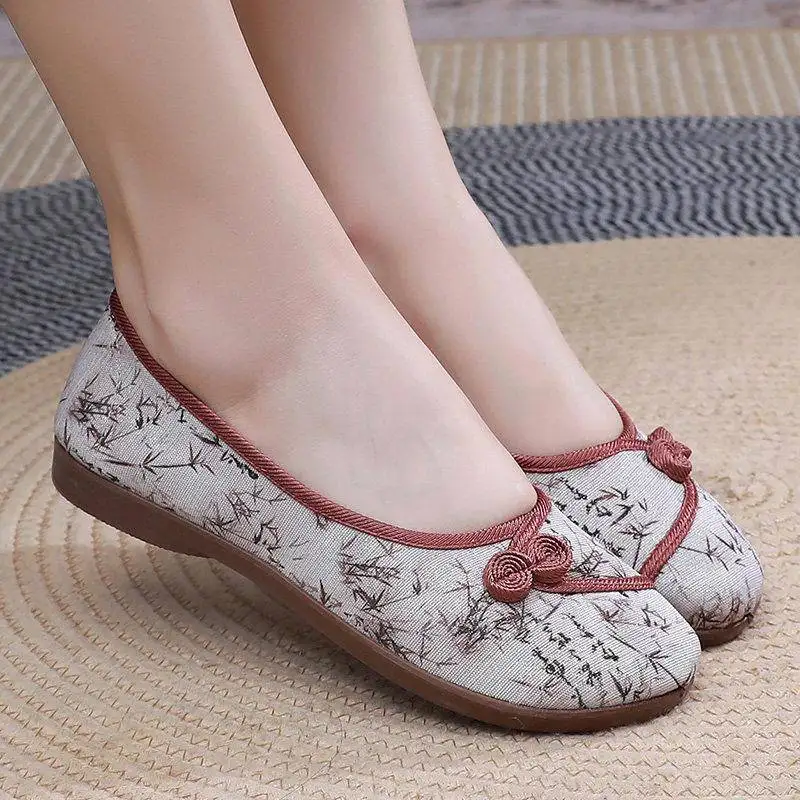 Ladies Old Beijing Embroidered Cotton Shoes Breathable Hanfu Soft Bottom Anti-Slip Traditional Chinese Style Flat Heel round Toe