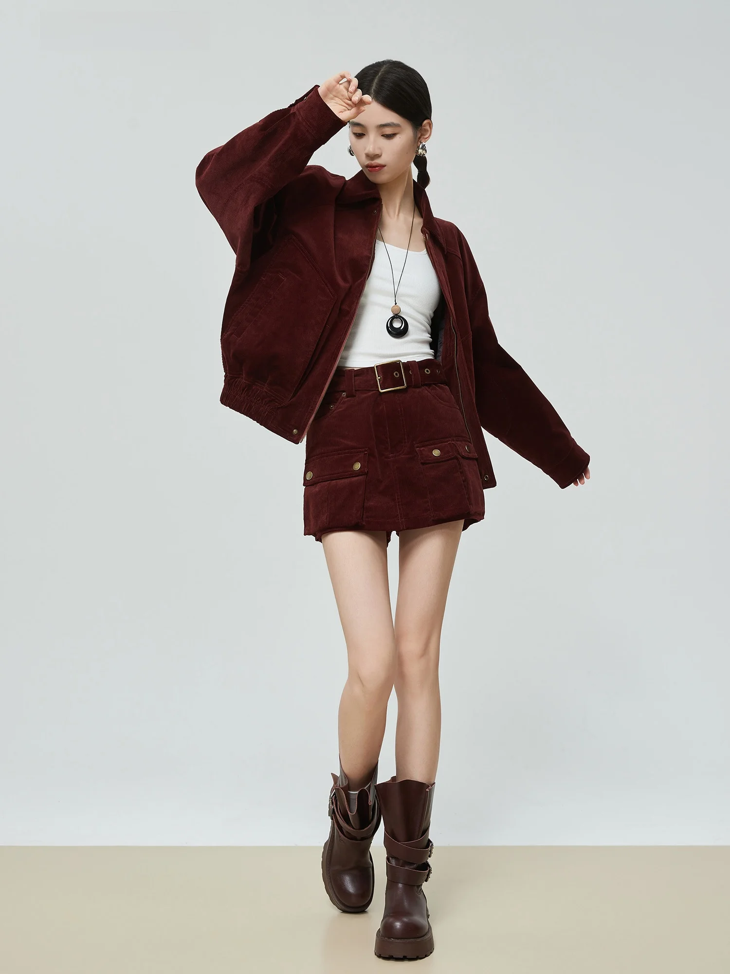 

Костюм-двойка женский: свободный пиджак и брюки из вельвета цвета красного вина в стиле ретро. Модный осенний новый комплект.