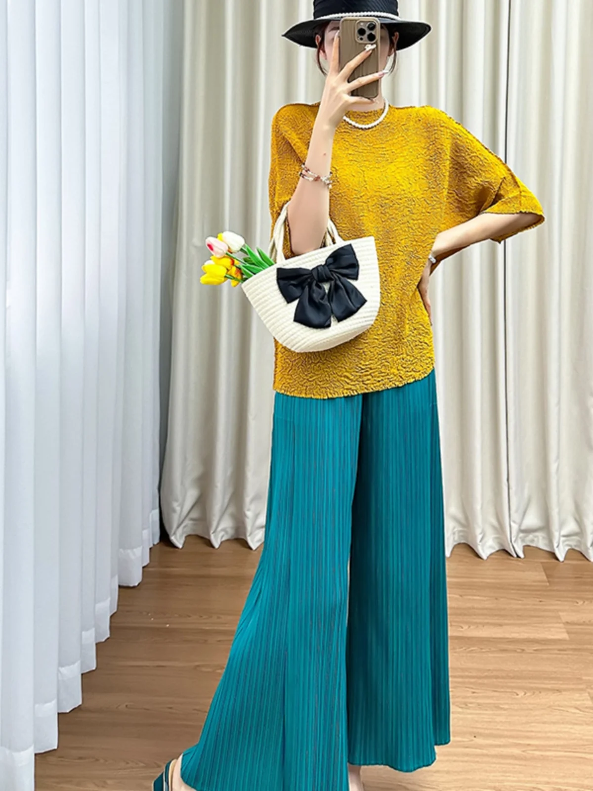 

Loose Women's Summer Commute Style Batwing Short Sleeve round Neck Long Pants Set Casual Versatile Silk Top And Pants Ensemble