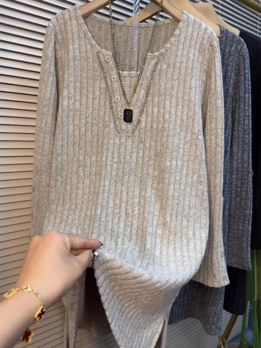 

Футболка с V-образным вырезом и пуговицами, свободного кроя, с длинным рукавом, средней длины, больших размеров, скрывающая недостатки фигуры, с эффектом похудения