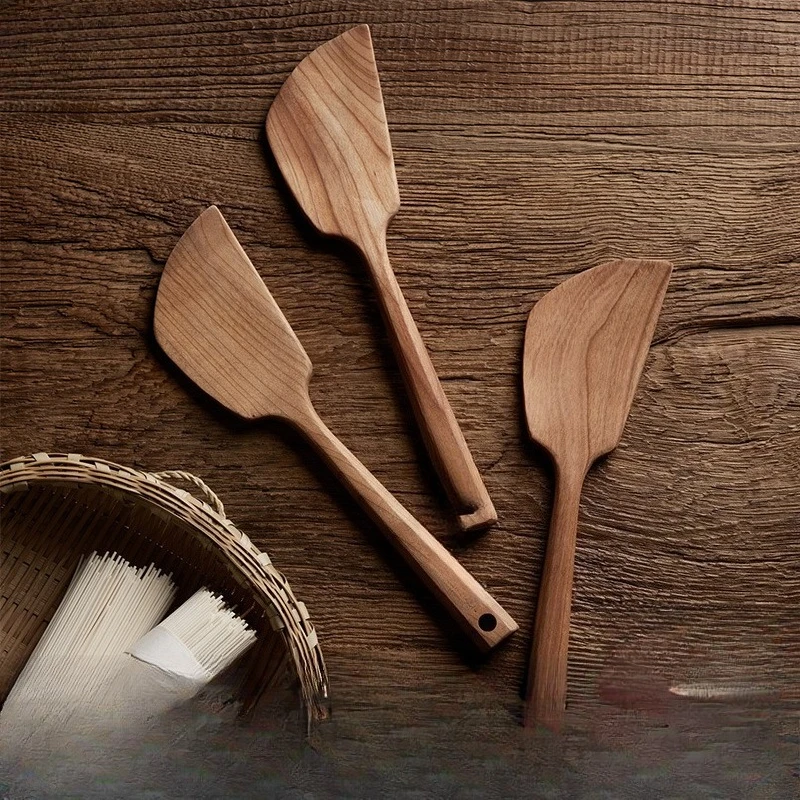 Zestaw drewnianych szpatułek i łyżek do garnków z litego drewna wiśniowego, ręcznie robione szpatułki z lakierowanej drewnianej powierzchni, odporne na wysokie temperatury szpatułki do gotowania.