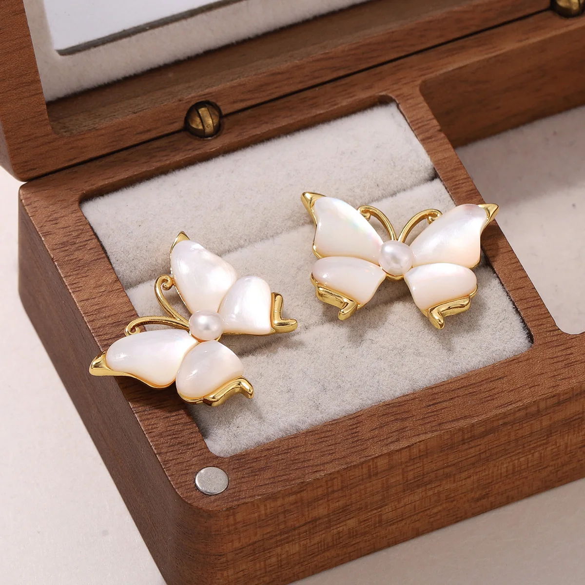 

Trendy 18K Gold Plated Butterfly Earrings with Faux Pearl - Delicate Shell Petal Studs for Girls & Women, Gift Idea