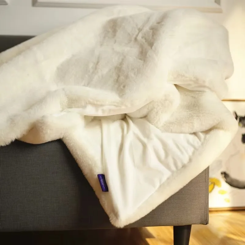 Low MOQ Luxury Fluffy White Pink Gray 130*180cm Super Soft Thick Winter Faux Fur Throw Blanket