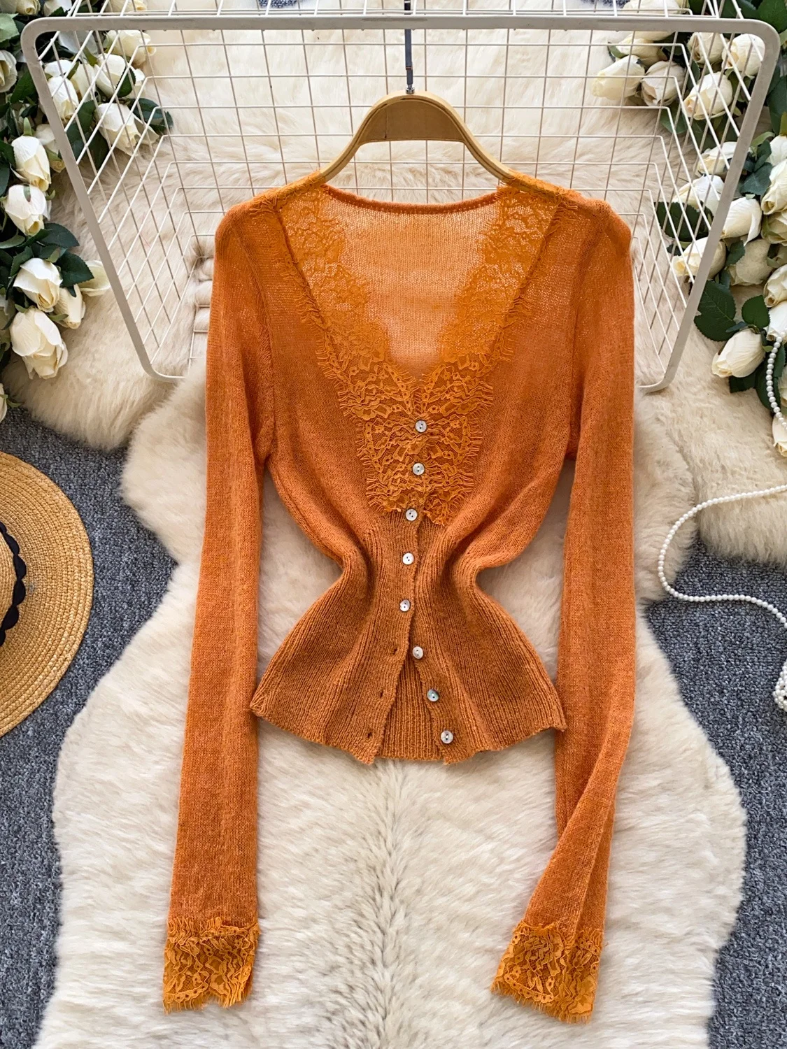 

Романтичный дизайн «Нежный ветер»: женский трикотажный джемпер с V-образным вырезом и кружевными вставками, приталенный, на одной пуговице, осенний, модный, мягкий, уютный, с длинными рукавами.