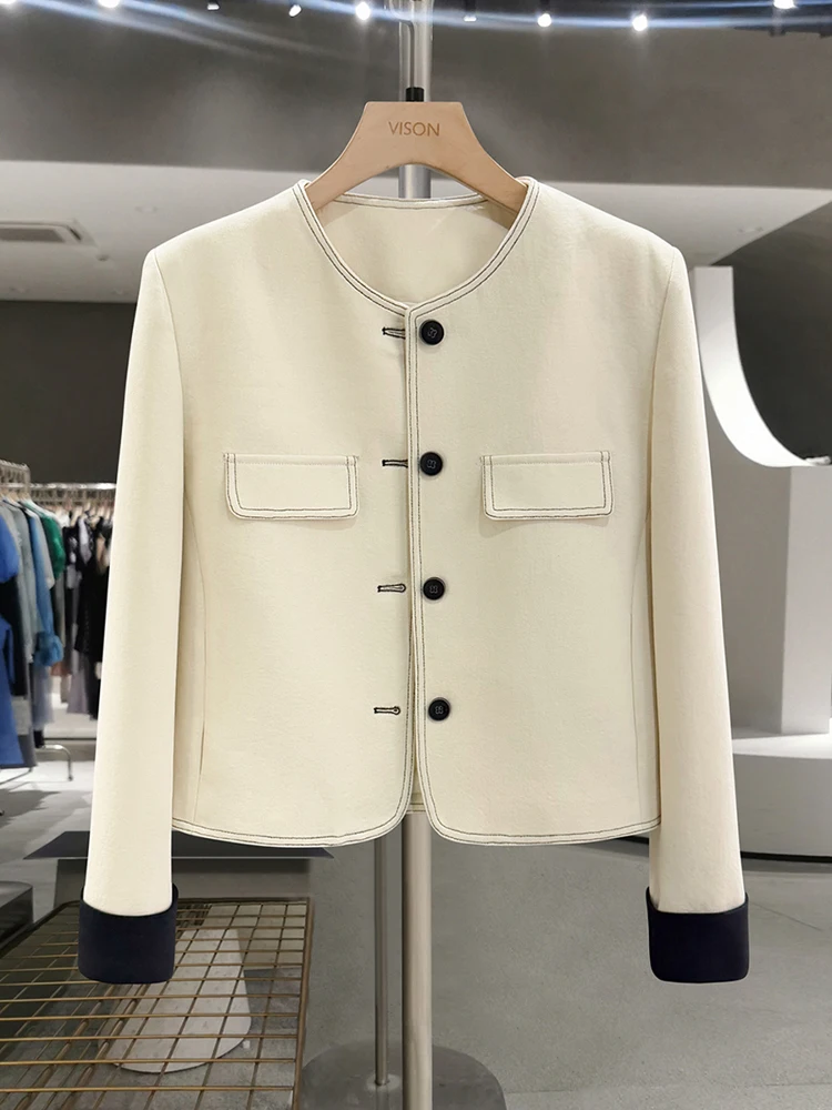 

Новинка! Уникальный укороченный женский жакет-топ в бежевых тонах для ранней весны 2026 года. Модный дизайн.