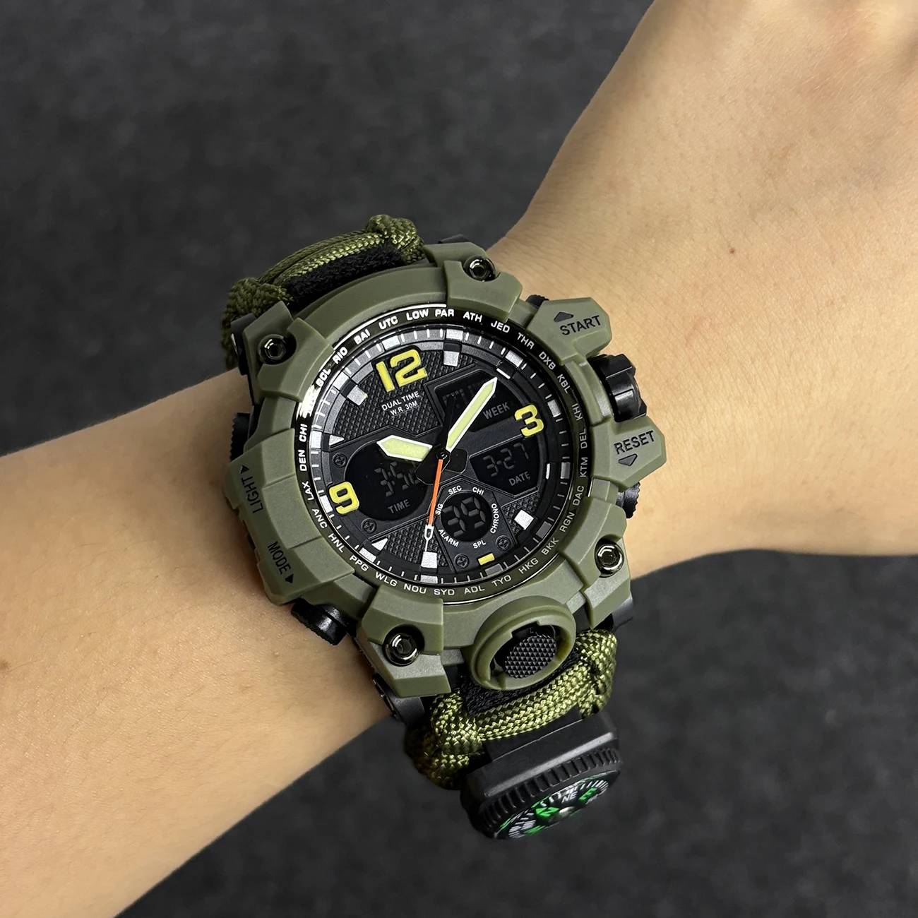 ساعة بقاء خارجية للرجال، ساعة رقمية LED خضراء عسكرية، متعددة الوظائف، مقاومة للماء، شاشة مزدوجة، ساعة عسكرية رقمية