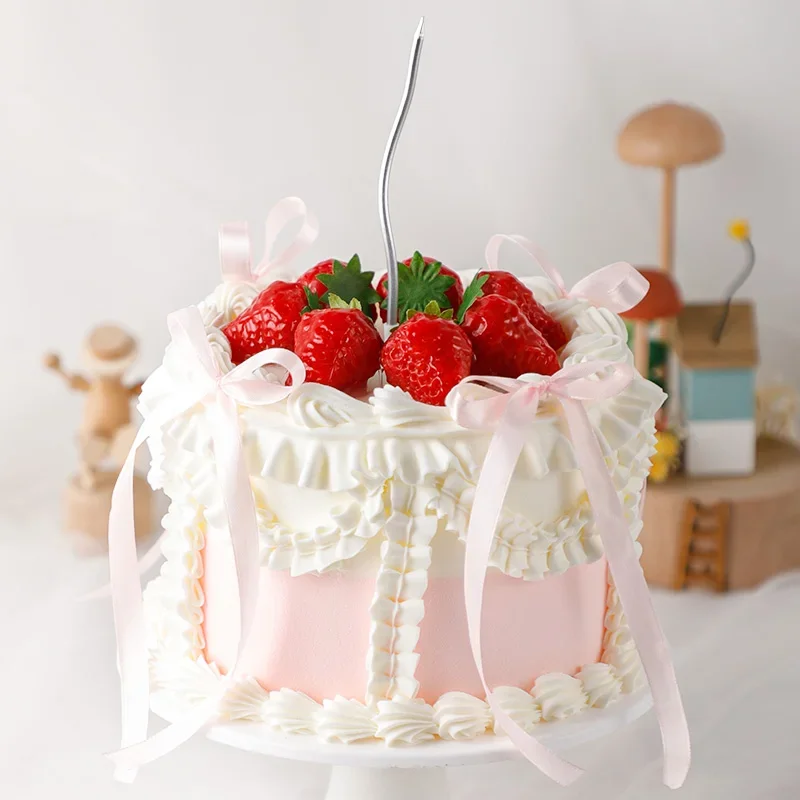 模擬イチゴクリームケーキモデル、プラスチック製、蝶ネクタイ型の偽物の誕生日ケーキデコレーションアクセサリー、ウィンドウディスプレイサンプル