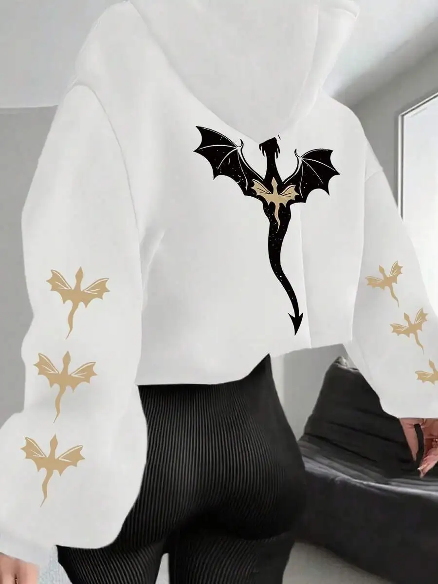 

Белая укороченная толстовка с принтом силуэта дракона в черно-золотых тонах