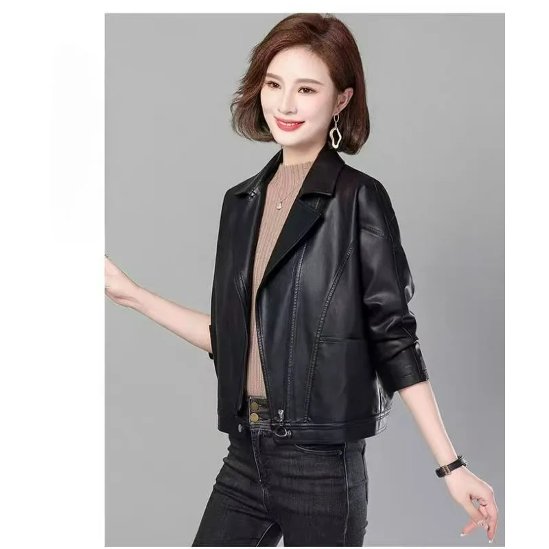 A Fashionable Short-zippered Motorcycle Leather Jacket for Women with A Cinched Waist Simple and Cool Women's Coat for Commuting