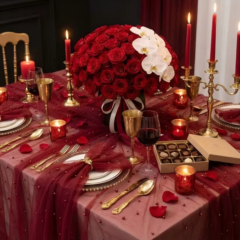 Zwei mehrfarbige Tischläufer aus Perlen-Tüll, perfekt als Hintergrund für ein romantisches Date.