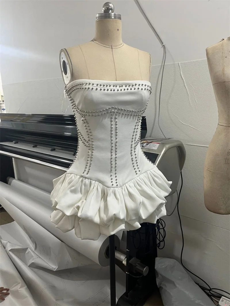 Vestido de Festa Curto Branco Sexy Sem Alças com Renda e Babados para Casamento e Eventos Formais