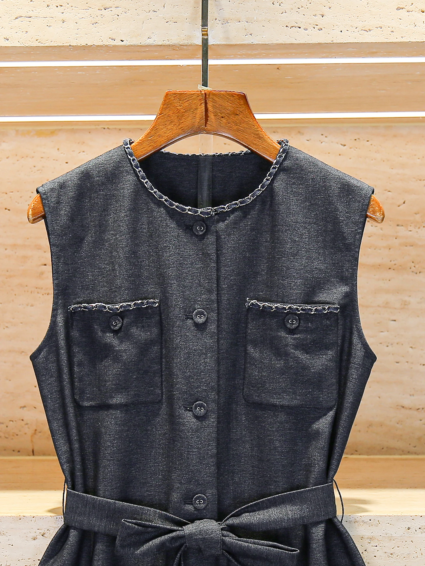 High-End-Jeansweste für Damen, Top Orts-Set, Sommer 2022, mit Gürtel, bezaubernd, zweiteilig, Polyesterfaser, rund, mit Knopfleiste