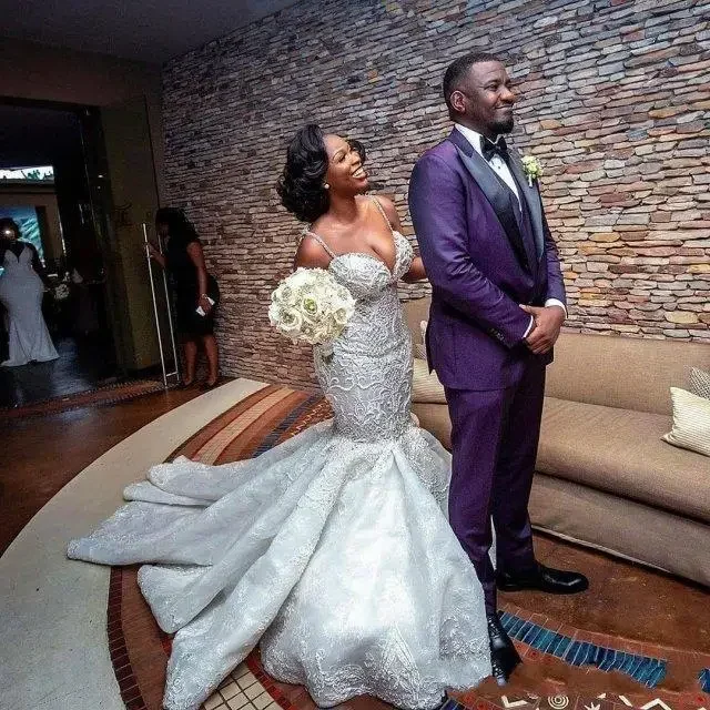 Maßgeschneidertes Meerjungfrau-Hochzeitskleid mit Spitze und Applikationen, Spaghetti, schwarzes Mädchenmantel, Übergröße, Sweep-Zug, Brautkleid nach Maß