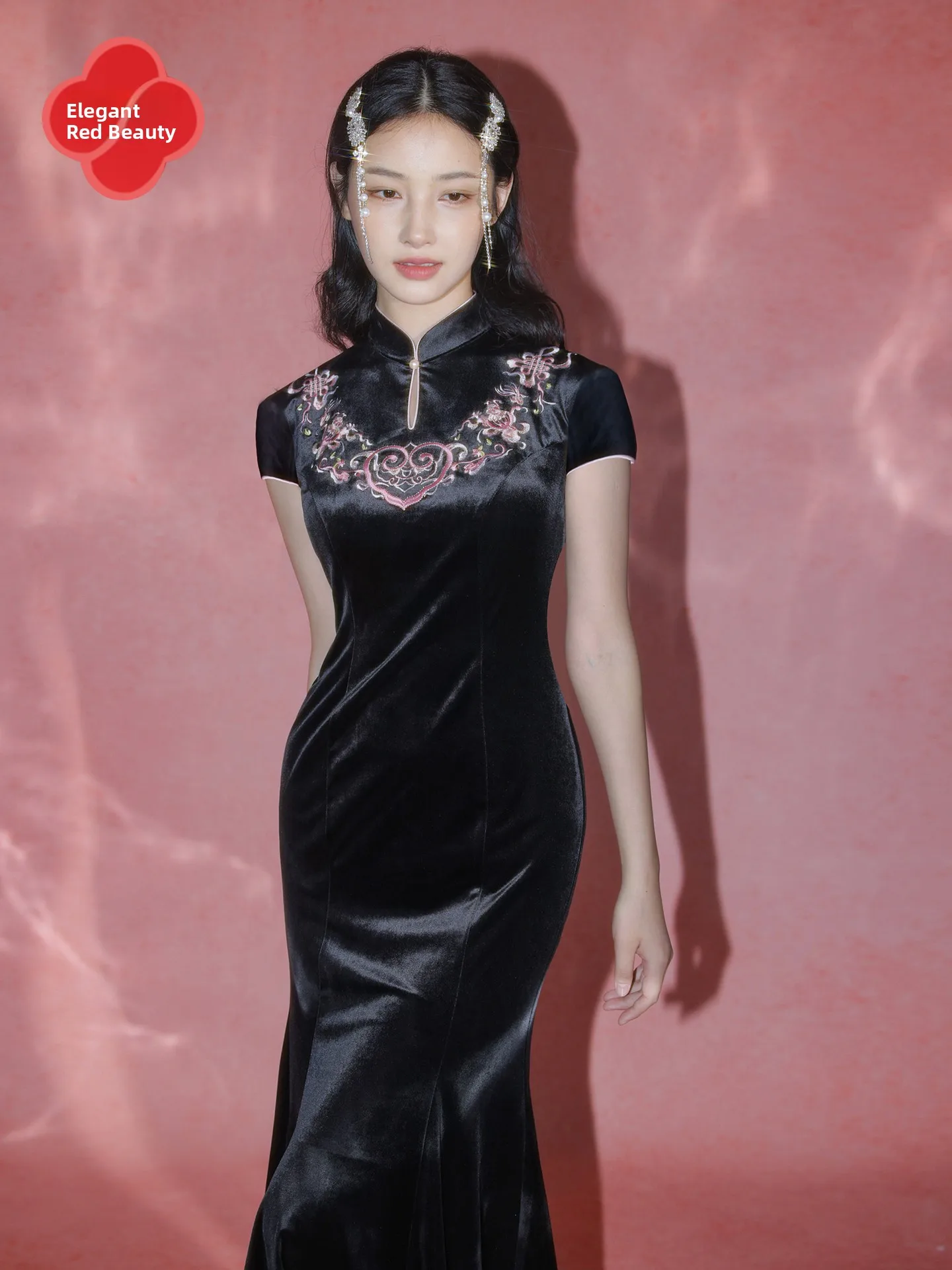 

Ele Acetate Velvet Long Qipao Dr with Embroidery Small Fi Tail Heavy Work Artistic Sle Daily Wear Chinese Faion