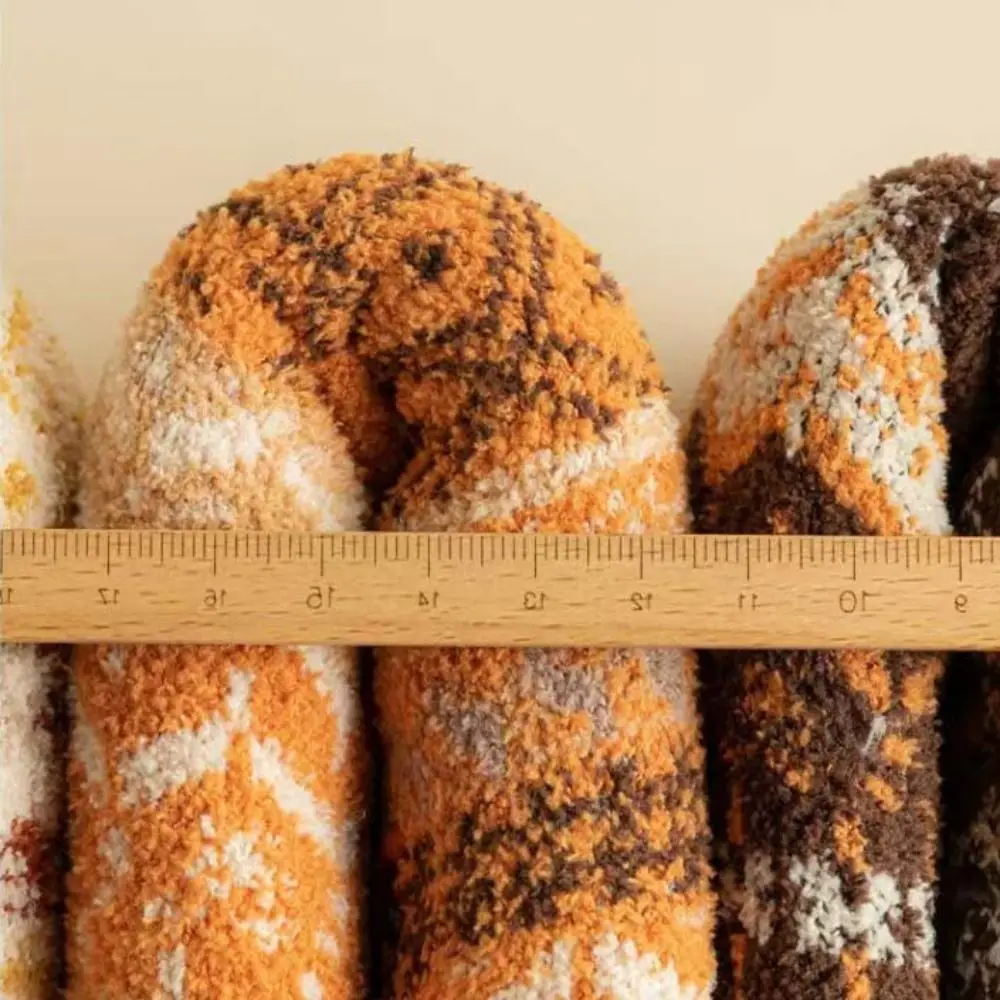 الدافئة المرقعة جوارب صوف النساء المضادة للانزلاق العرقية نمط الشتاء جوارب يمكن السير بها على الأرض أفخم منتصف أنبوب رشاقته المخملية الجوارب النساء الرجال #2