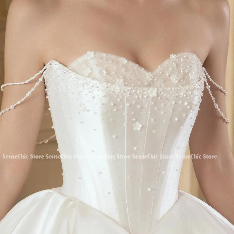 Vestidos de novia de perlas Satén Corea Rebordear Formal Una línea Tren de barrido Flor formal Sin mangas Vestido de novia para mujer Personalizado