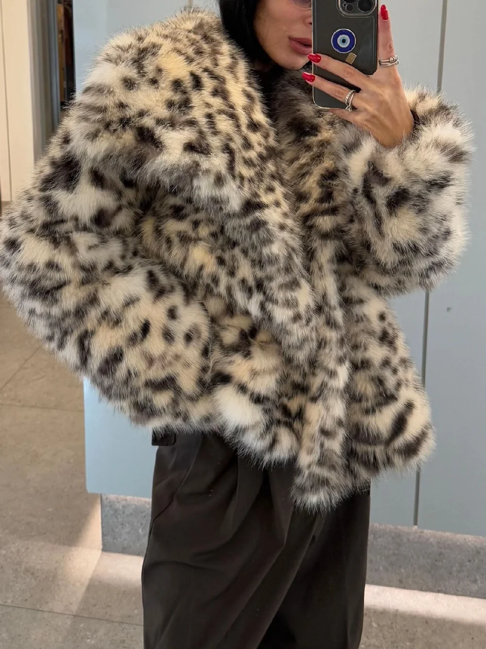 سترات كلاسيكية من الفرو الصناعي على شكل الفهد للنساء بياقة على شكل V وأكمام طويلة معاطف دافئة سميكة موضة خريف وشتاء 2025 ملابس خروج خارجية