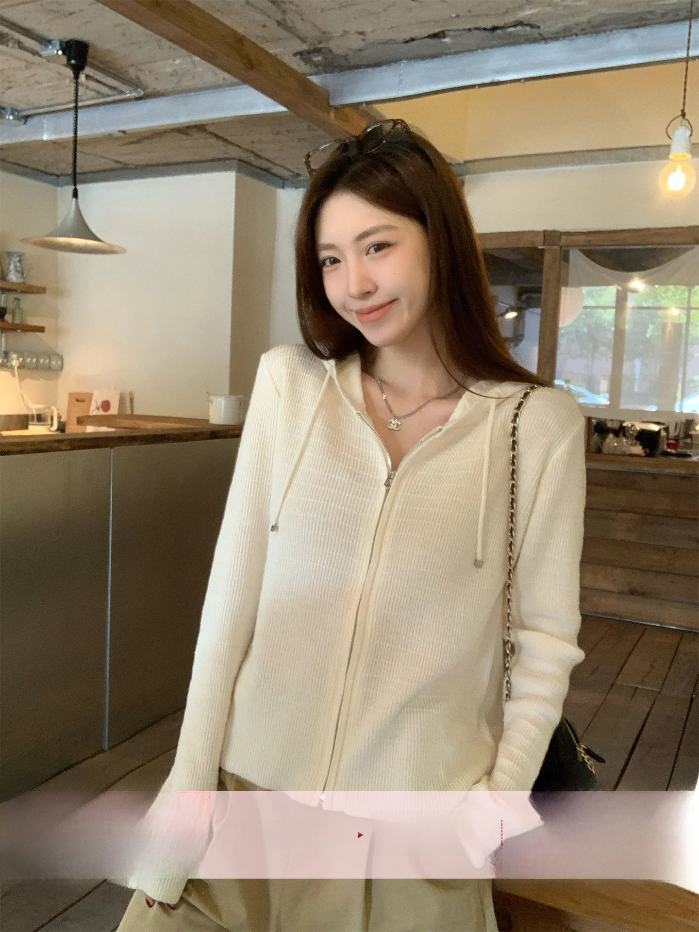 

Новый женский вязаный кардиган Morning Bloom Apricot с капюшоном, весенняя коллекция, мягкая корейская верхняя одежда с длинными рукавами, создающая ощущение комфорта.
