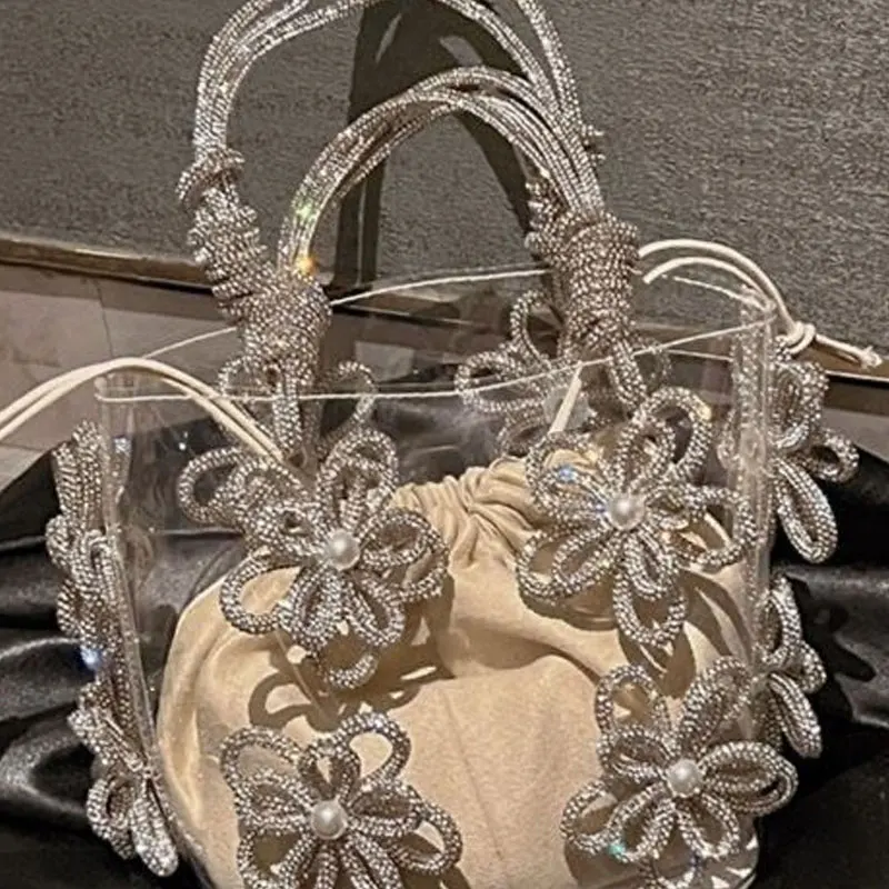 กระเป๋าถือหรูหราทำมือประดับเพชรน้ำดอกไม้  ฝังเพชรบนตัวกระเป๋าสีเงินและสีแดงกุหลาบ สำหรับสุภาพสตรี ใช้ในงานแต่งงาน