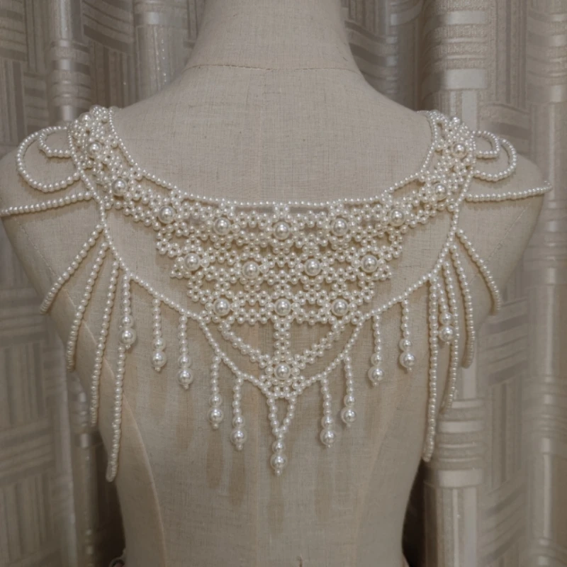 robe-de-mariee-en-perles-blanches-faites-a-la-main-avec-chale