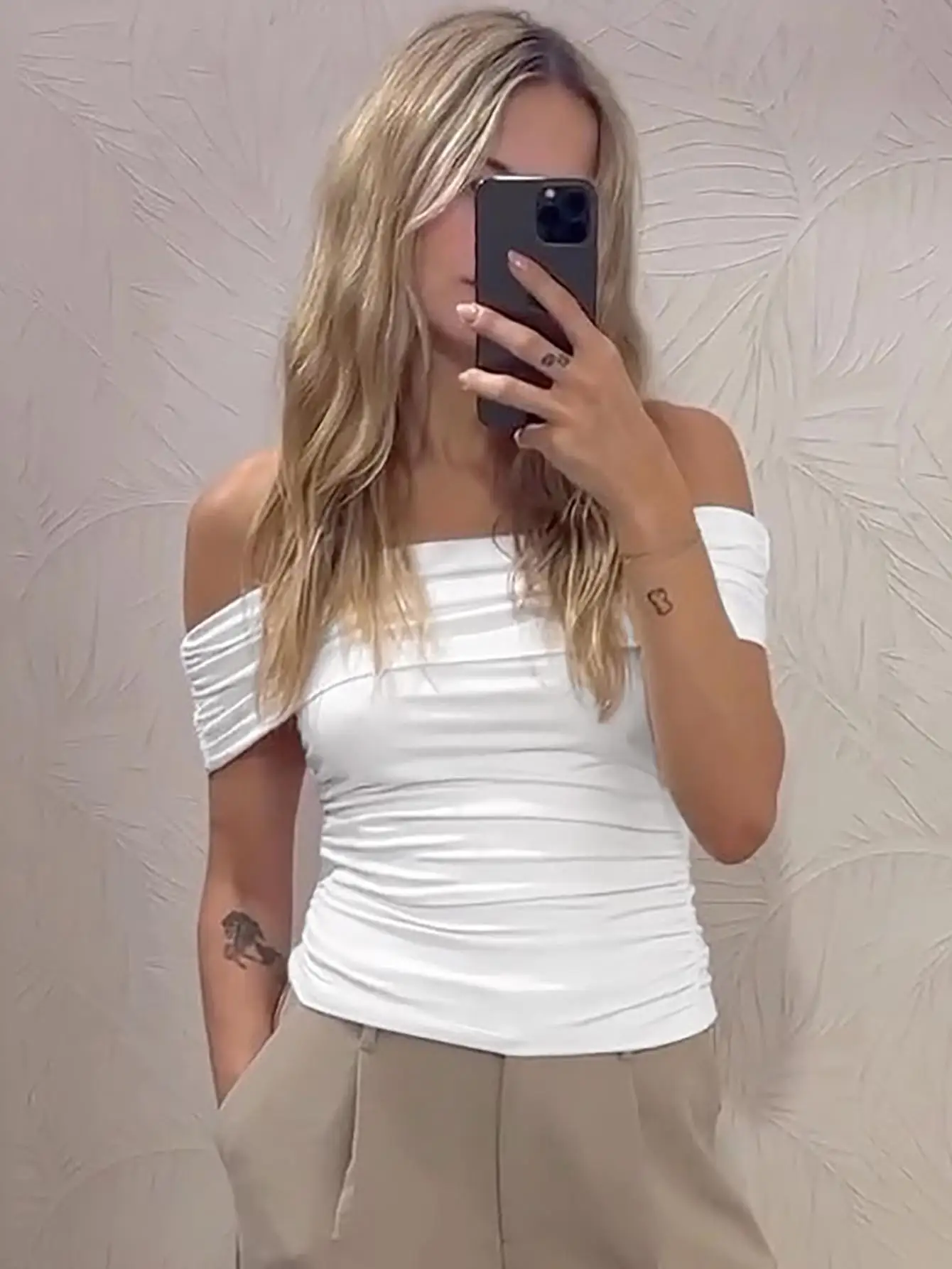 

Summer 2025 White Slim Fit oulder Bared T-irt with Pleats Street Sle Pure Color ort Sve Women's Faion Dulzura