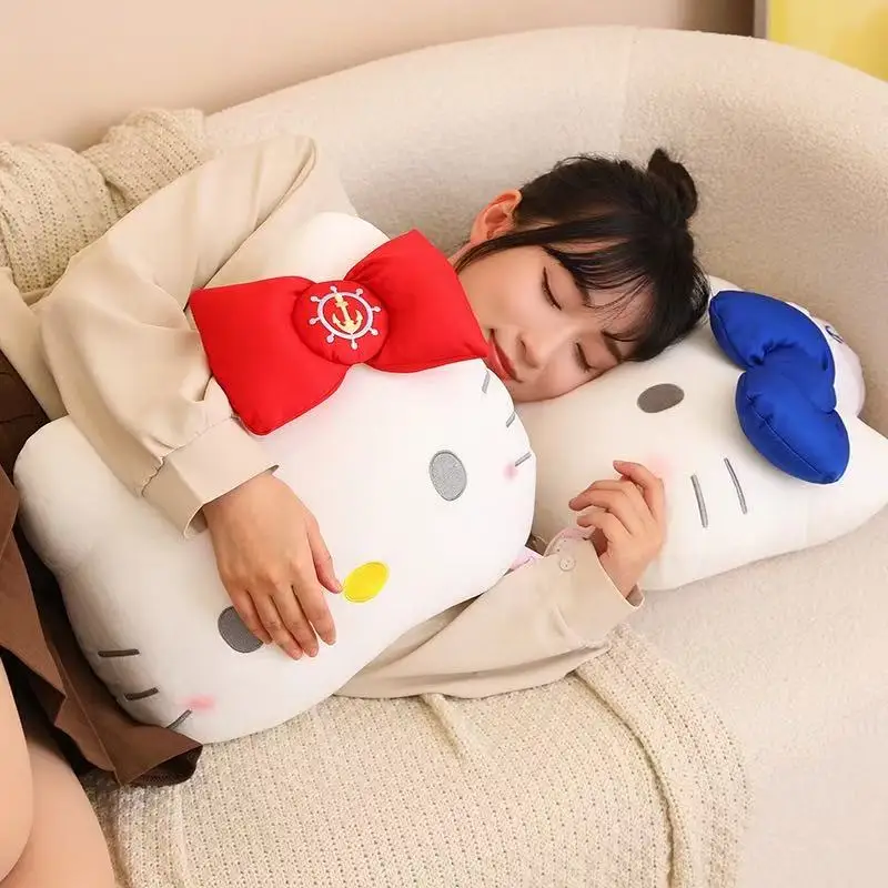 Le dernier oreiller tête de chat Hello Kitty de Miniso avec des jouets en peluche, un dessin animé mignon et un cadeau approprié pour les amis