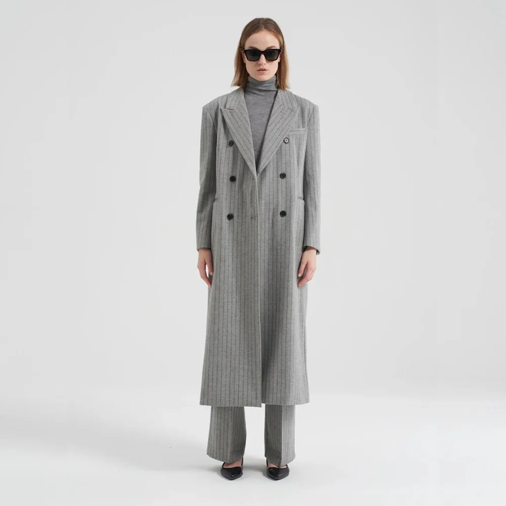 グレーのストライプ柄ツーピーススーツセット レディース ダブルブレスト ピークドラペル ロングジャケット パンツスーツ フォーマル オフィス 宴会 女性服