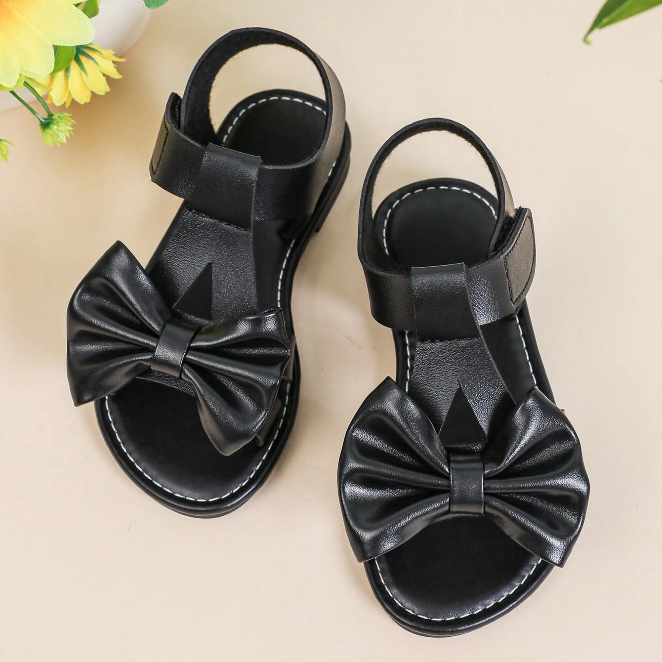 Mädchen-Sandalen aus weichem Leder mit süßer Schleife, Neu 2026, Sommer-Kleinkind-T-Riemen-Strandsandalen, rutschfest, schlicht, Prinzessinnen-Party-Sandalen für Mädchen – Detail 3