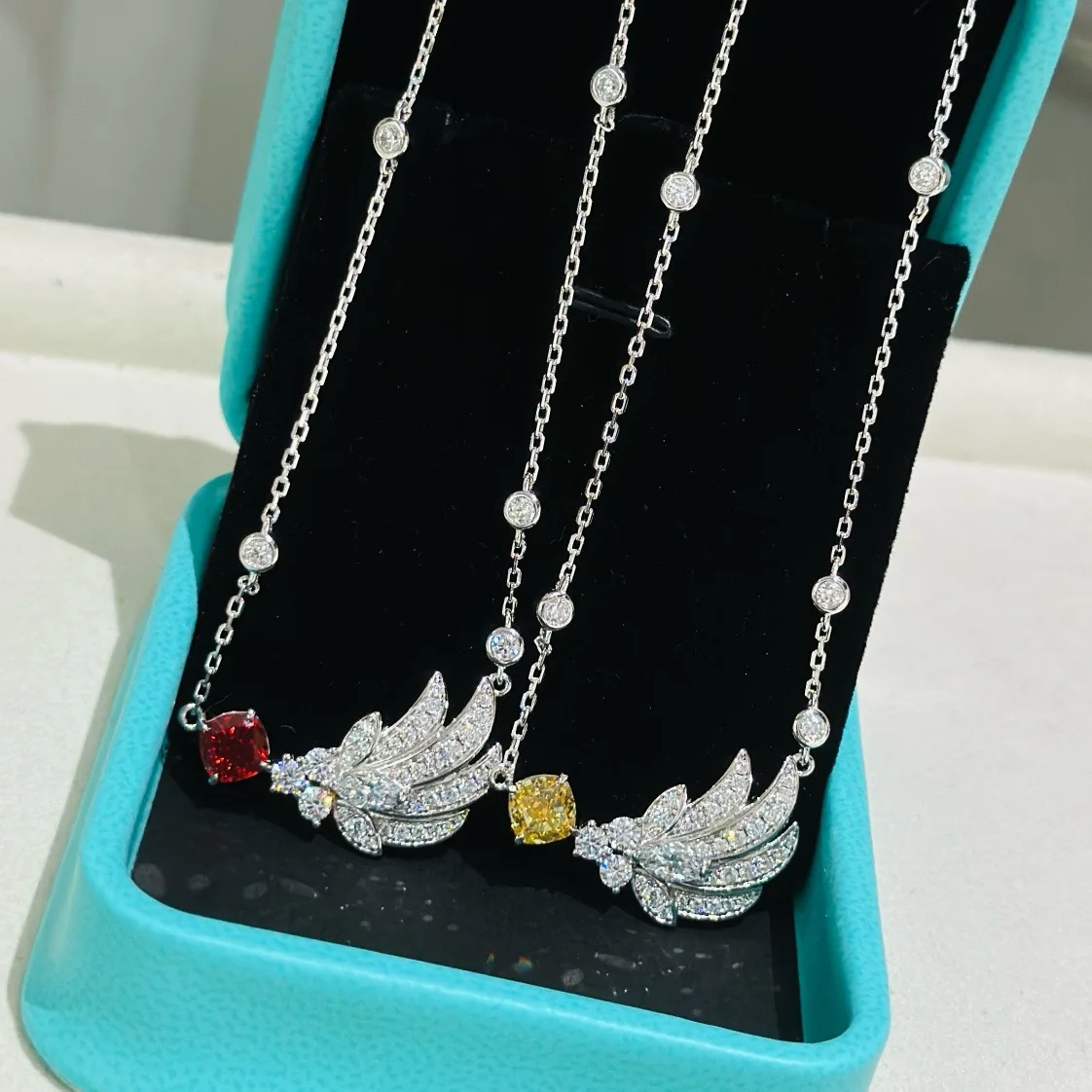 Collar de piedras preciosas de ala de plata de ley S925 con incrustaciones de diamantes, accesorio versátil y de alta gama