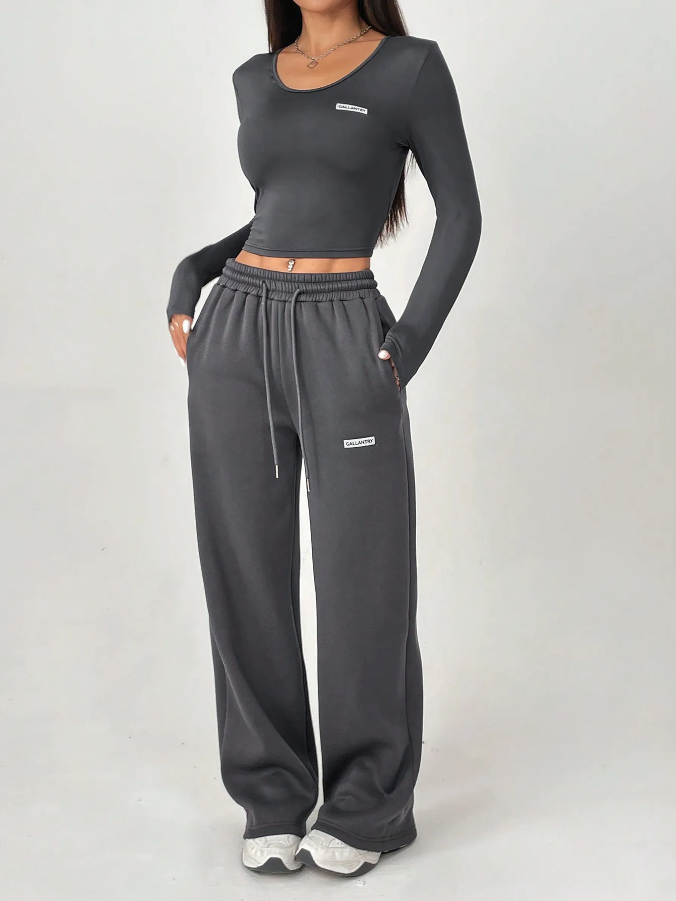 

Серый укороченный топ с длинными рукавами и комплект брюк с широкими штанинами и завязками