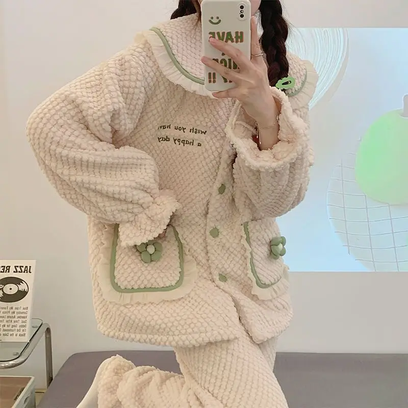 Pijamas de lana coral para mujer, nuevo modelo de invierno, traje de estilo informal dulce, ropa de dormir con forro polar, conjunto de pijama de franela gruesa para el hogar