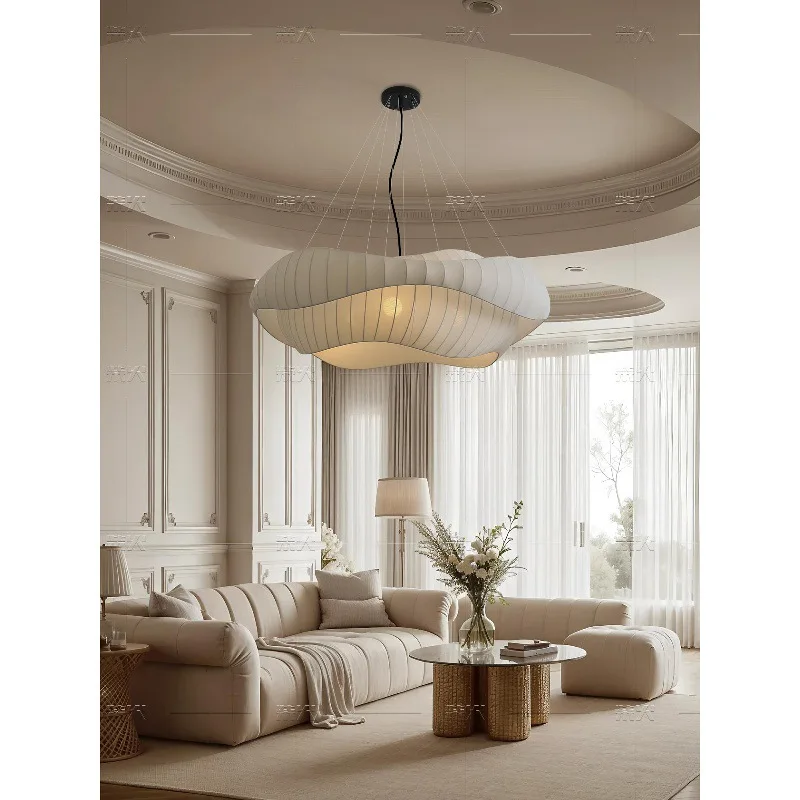 デザイナーによるフレンチミッドセンチュリーペンダント - クリーム色のファブリックライト、マルチスペースリビング、寝室＆ダイニング、スタイリッシュなロッジデコレーションに