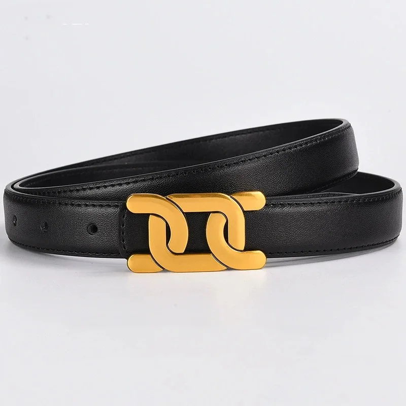 حزام نسائي عصري مع إحساس بالتصميم، يقترن بالجينز أو التنانير، يخلق شعورًا بسيطًا وعصريًا