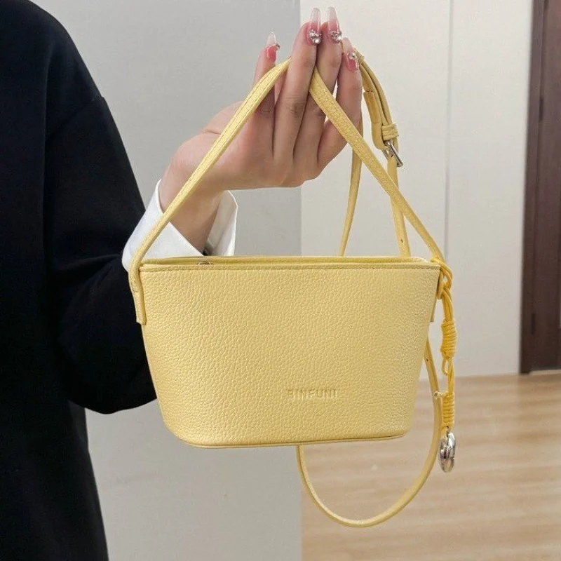 Elegante Tragetaschen für Damen von Luxusmarke, Echtlederkonstruktion, geräumig und leicht, perfekt für