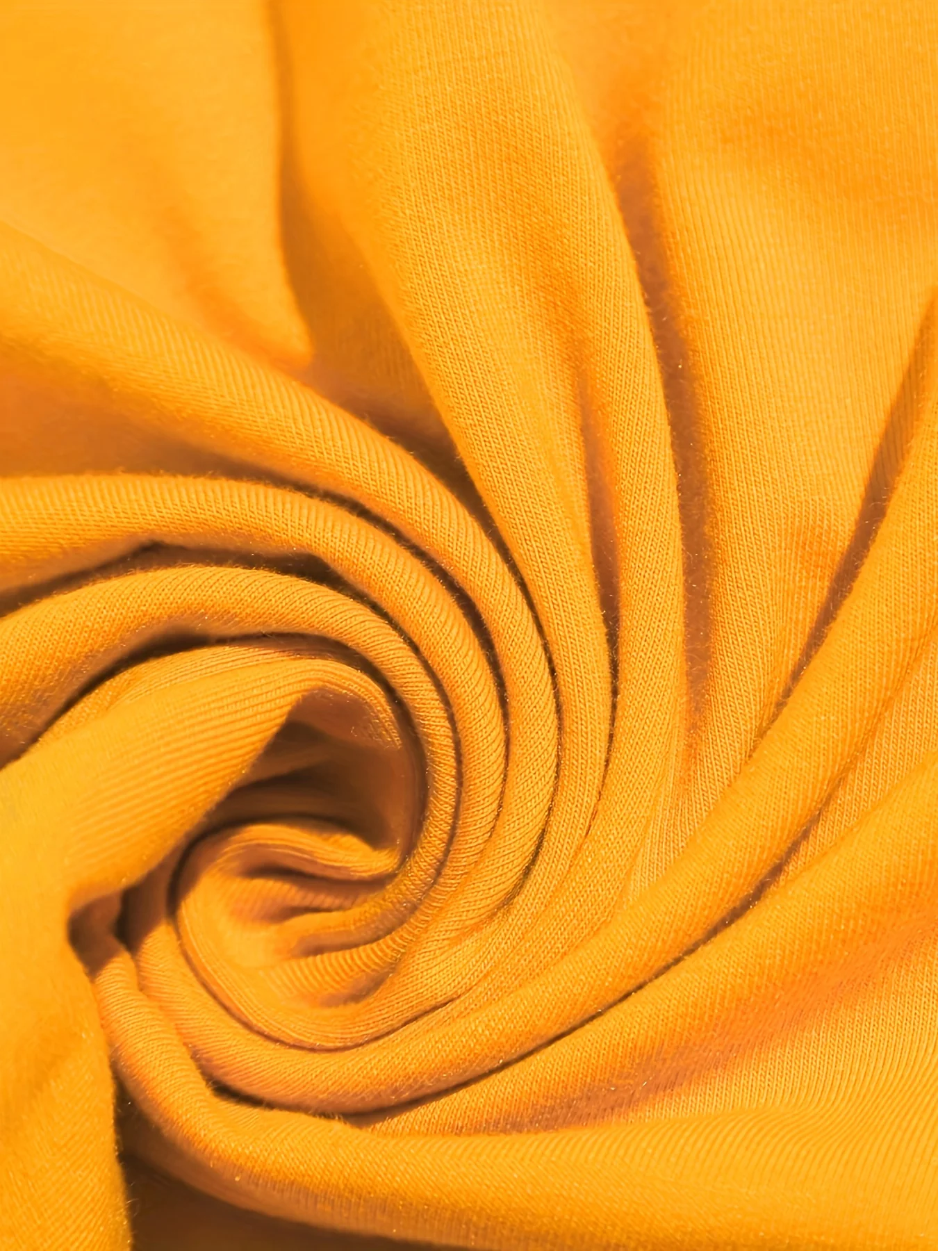 أصفر ساطع، ملفت للنظر، يصبح على الفور إلى نقطة بؤرية للحشد بأكمام طويلة، مقاس نحيف، يعانق الجسم، يظهر بالكامل