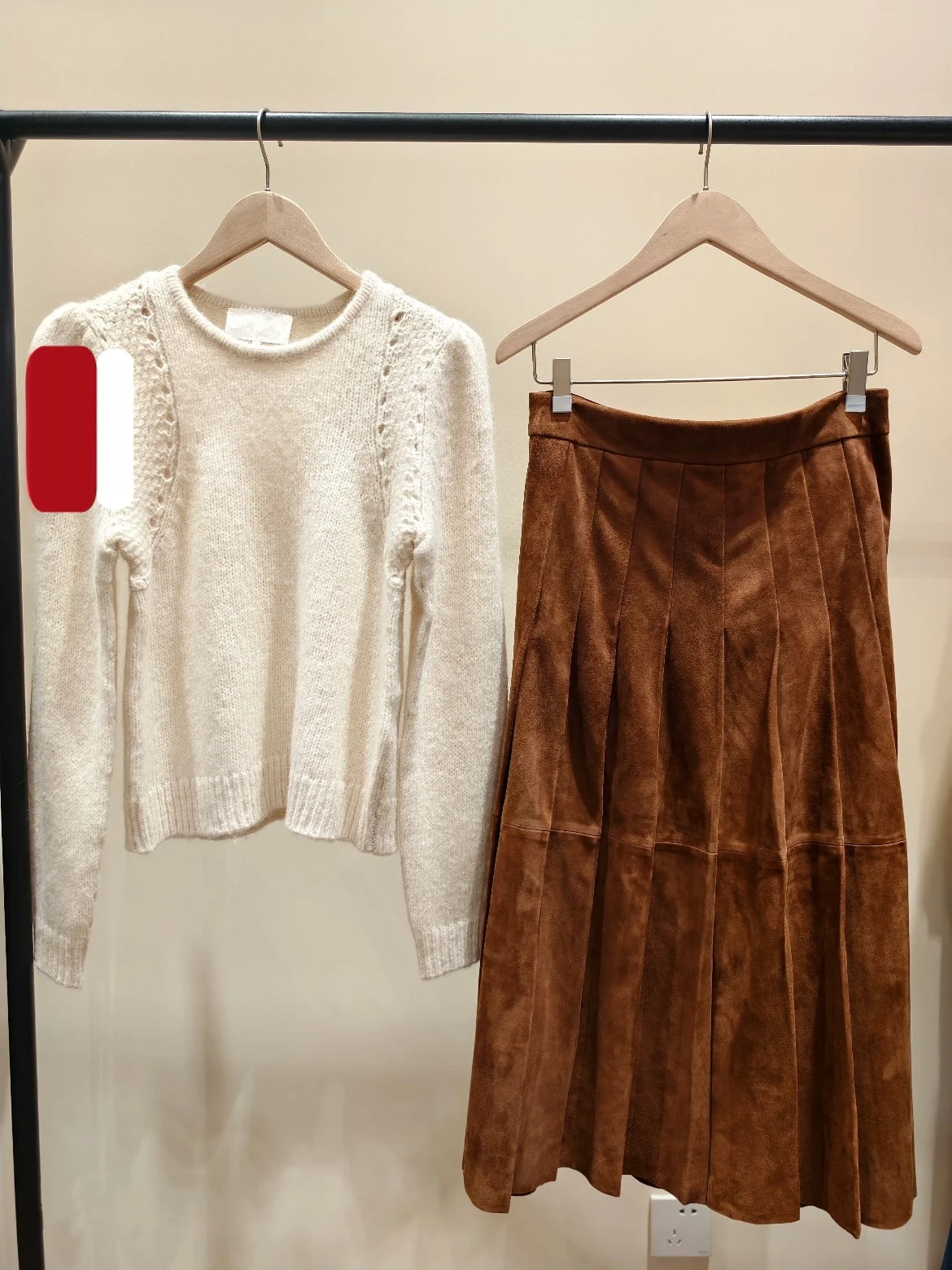 

Комплект Heidd BA2026: Нежный вязаный свитер с ажурной вязкой и замшевая юбка. Модный женский костюм-двойка с длинными рукавами для ранней весны/зимы.