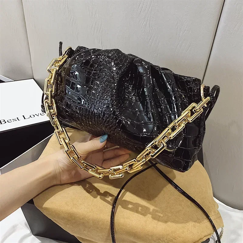 2021 New Women's Underarm Bag Luxury Desiner Large Capacity Shoulder Messenger Bag Thick Chain Fold Handbag Crocodile Cloud Bag