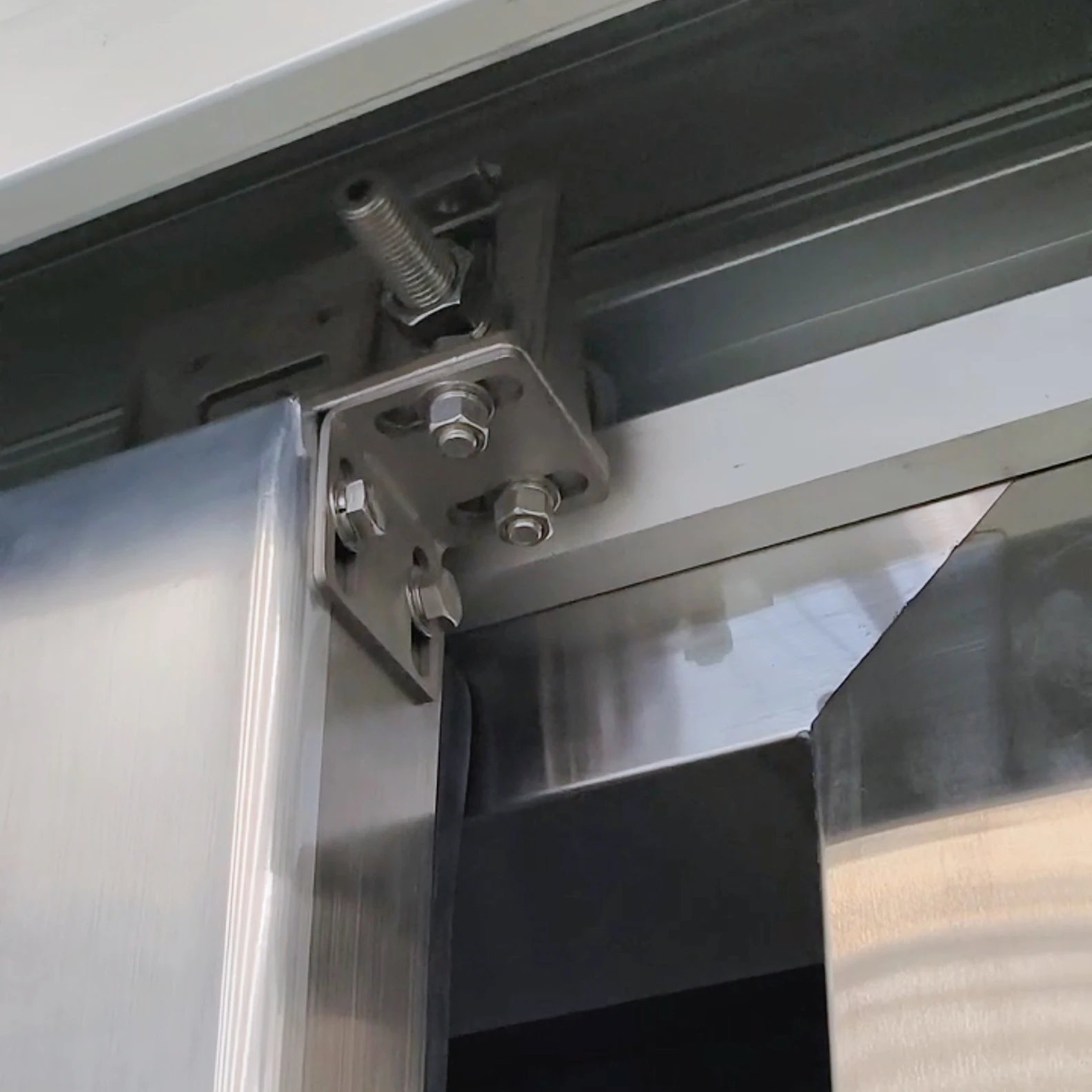 Manual Sliding Cold Room Door with Insulated Panel for Seafood Processing Plants and Refrigerated Warehouses