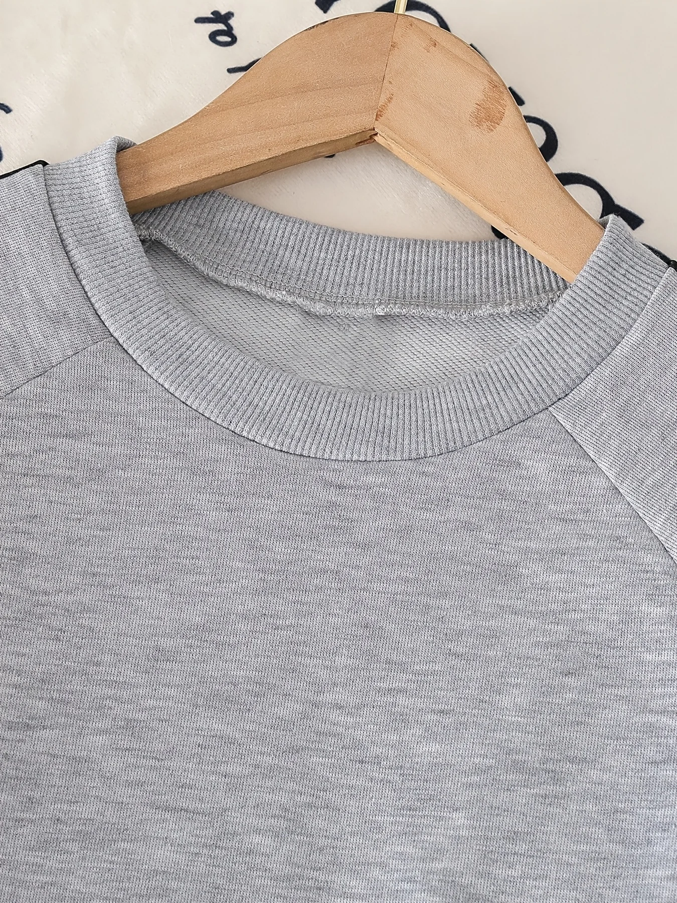 Mädchen-Herbstoutfit: Graues und schwarzes, mit Schleifen verziertes, langärmeliges Oberteil mit Rundhalsausschnitt und weit geschnittener Hose, zweiteiliges Set, geeignet für Chi. – Detail 3