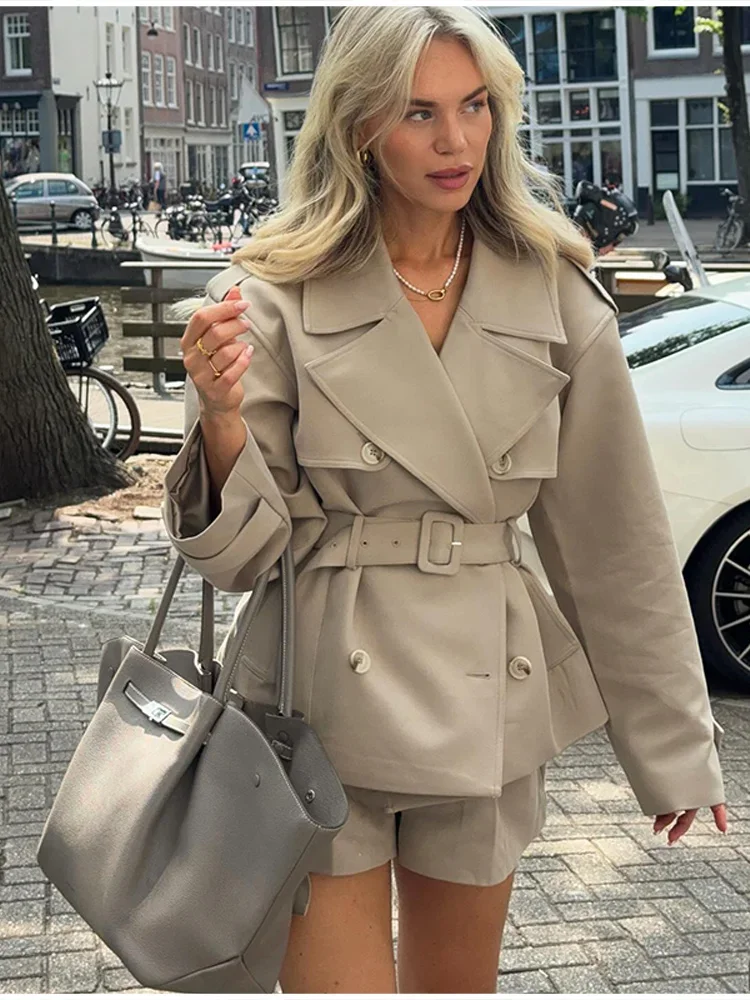 Moda Trench e pantaloncini Set Cintura da donna Risvolto Manica lunga Giacca doppiopetto Pantaloncini a pieghe 2025 Autunno Streetwear Lady