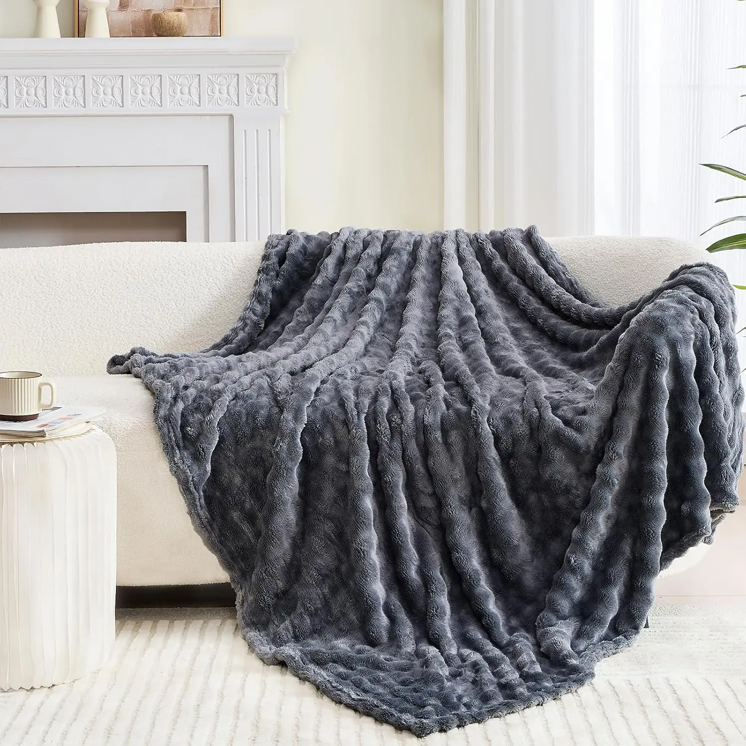 Dark Grey Fleece Throw Blanket Super Soft Lightweight Fuzzy Cozy Fluffy Bubble Blanket for Bedroom Home Decor And Gift Christmas