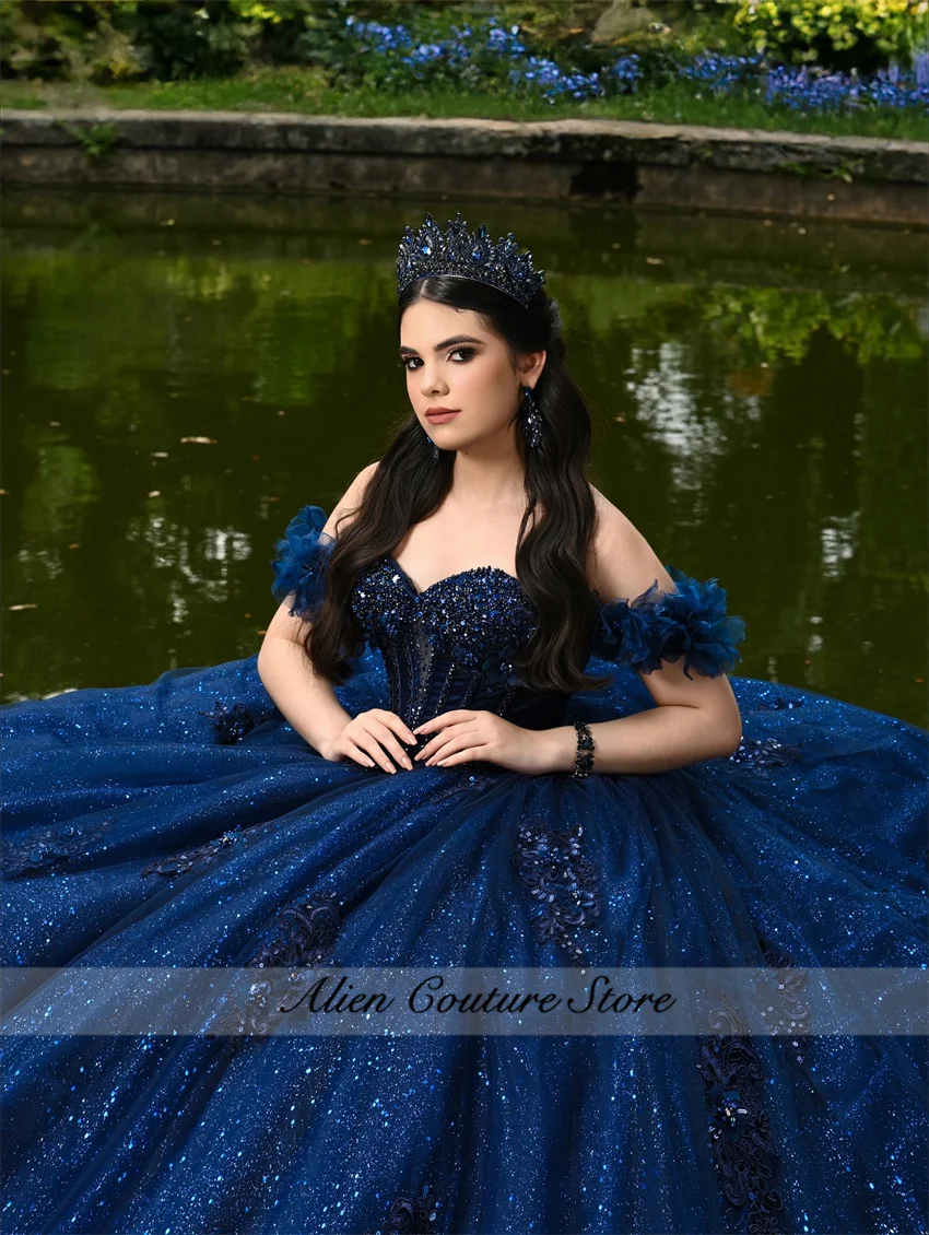 Granatowe suknie quinceañera, suknia balowa z odkrytymi ramionami, aplikacje, koraliki, kryształki, warstwowa suknia na słodkie szesnaste urodziny, vestidos 15, szyta na miarę