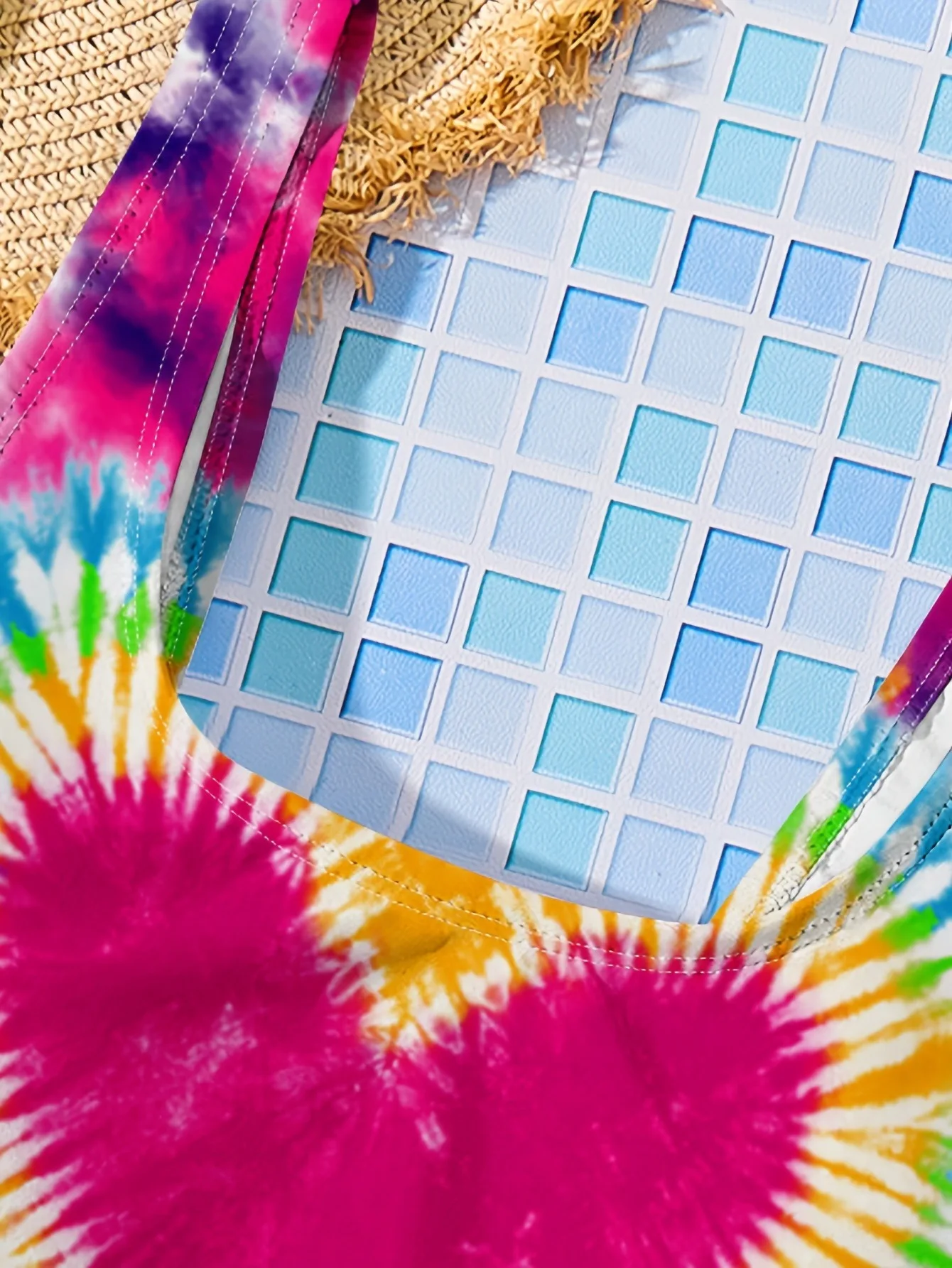 Zweiteiliger Bikini-Badeanzug für Kinder und Mädchen, zweiteiliger Badeanzug mit Regenbogen-Tie-Dye-Herz-Print und quadratischem Ausschnitt – Detail 4