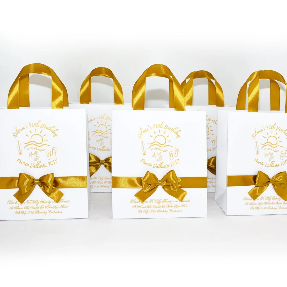 

Сумки для вечеринки по случаю дня рождения на пляже для ваших гостей с золотыми ручками из атласной ленты, бантом и индивидуальным именем, персонализированным юбилеем gi