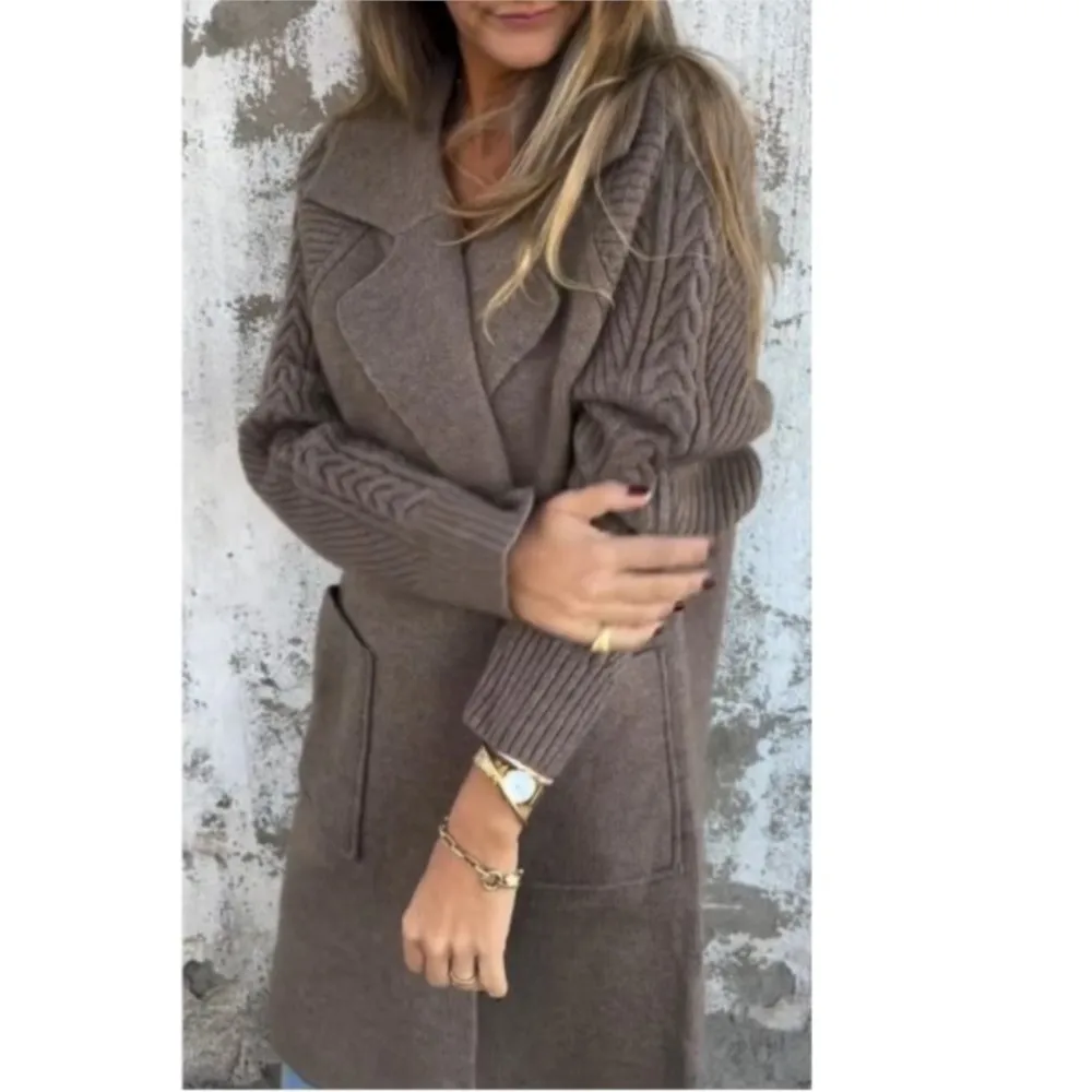 เสื้อโค้ทไหมพรมถักลายแฟชั่นสำหรับผู้หญิง ฤดูใบไม้ร่วงและฤดูหนาว รุ่นใหม่ ทรงหลวม สไตล์เรโทร อุ่นสบาย ปี 2025