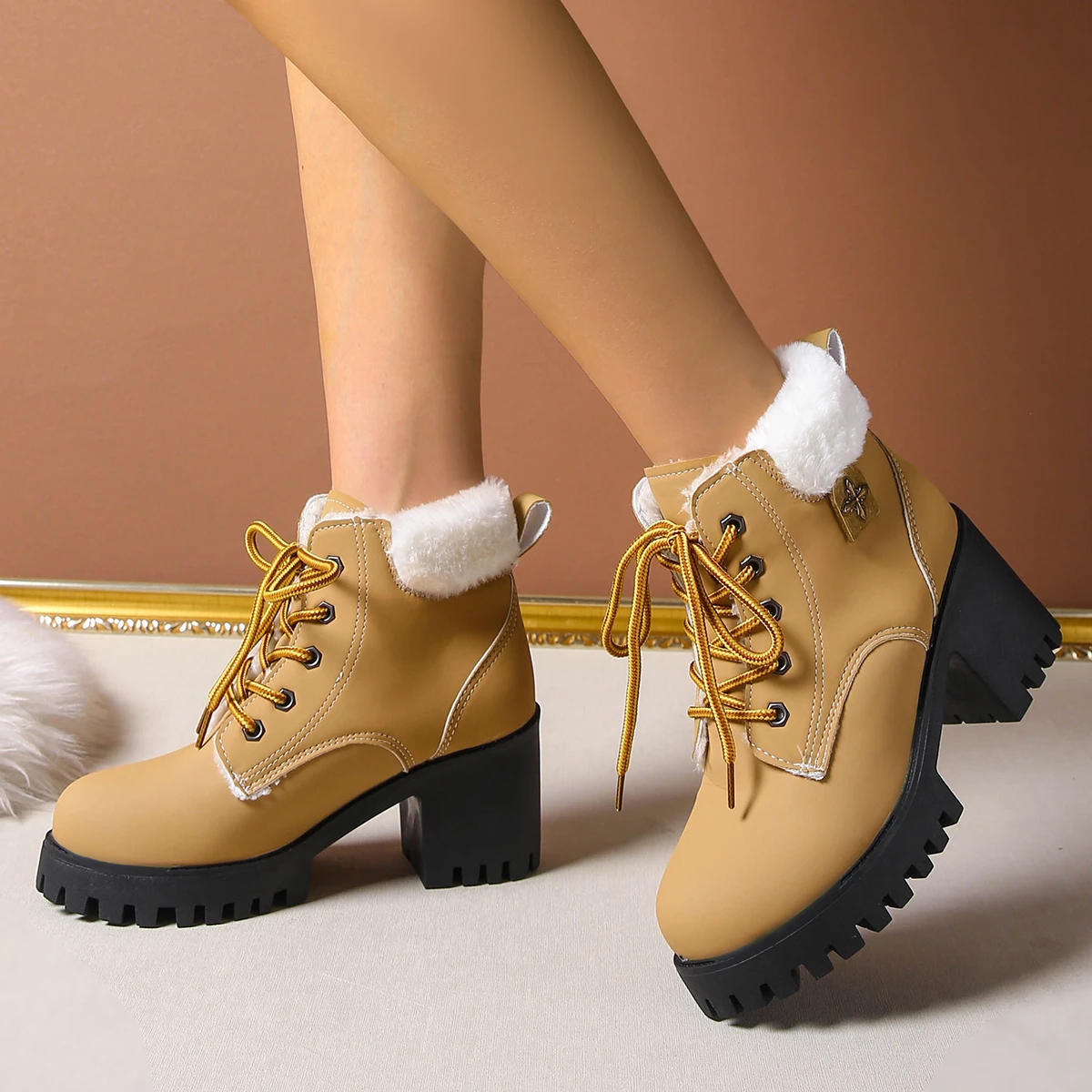 

Популярные зимние повседневные и элегантные женские ботинки на высоком каблуке. Новые модные удобные ботинки для лошадей на толстой подошве с круглым носком.