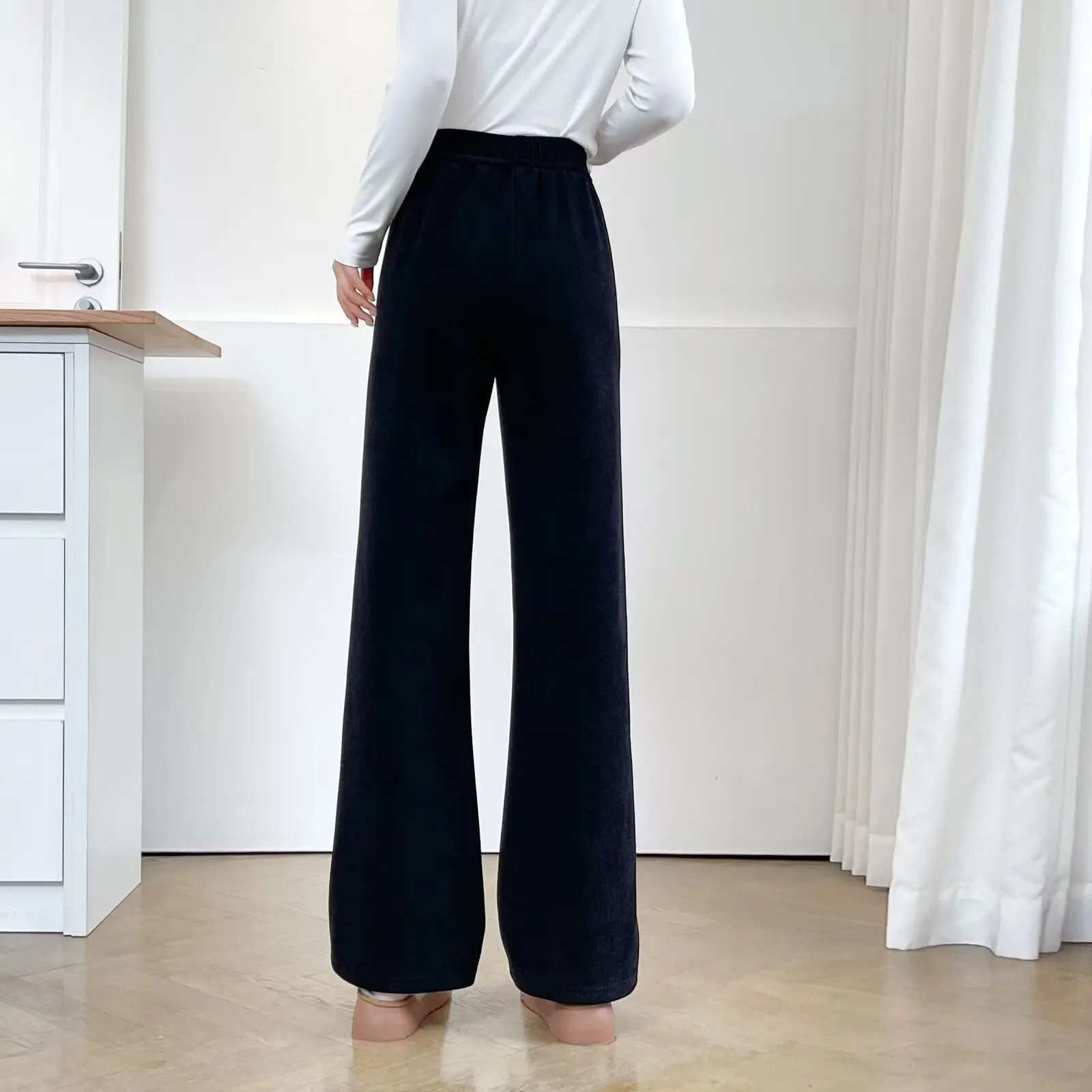 กางเกงแฟชั่นพลัสไซส์ทรงขาบานเล็กน้อยสำหรับผู้หญิง รุ่นใหม่สำหรับฤดูหนาว เรียบง่าย สบายๆ สีดำ ผ้าฟลีซ อุ่น รุ่น 5160