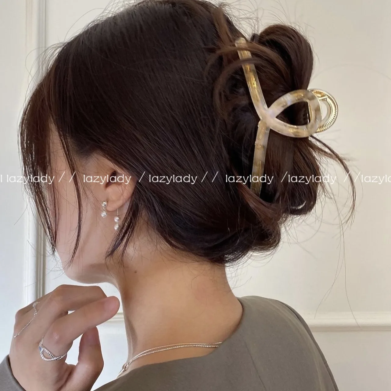 

1pc 2026 New Cross Design Shark Clip Autumn Large Hair Claw for Women Back of Head Ponytail Holder Elegant Daily