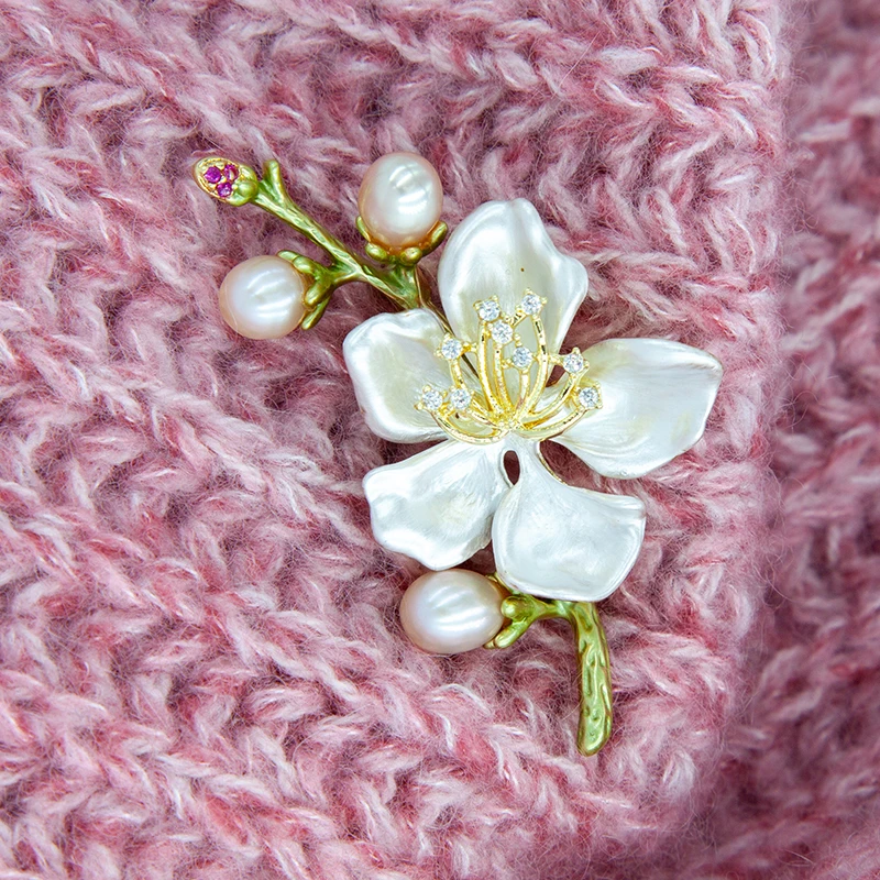 

Роскошная брошь-цветок из пресноводного жемчуга с белой эмалью, украшение в виде растения для женщин, натуральные перламутровые украшения, для платья, костюма, шарфа, подарки на день рождения