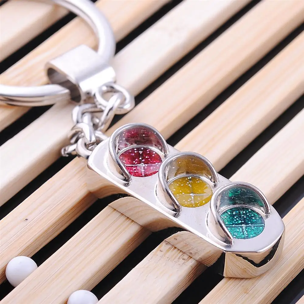 New Classic Metal Traffic Light Keychain Women Men Mini Red Green Safety Light Pendant With Key Holder For Driver Special Gifts